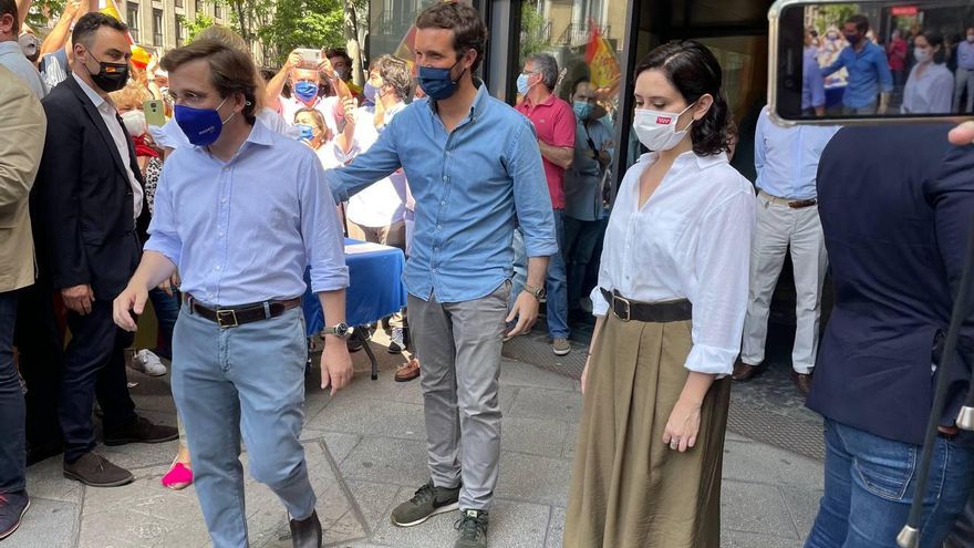 Pablo Casado, Isabel Díaz Ayuso y José Luis Martínez Almeida ante la sede de Génova.