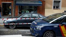 Coches de la Policía Nacional a las puertas del establecimiento de decoración situado en el número 122 del Paseo de Extremadura de Madrid, donde este lunes ha sido hallado el cadáver de un hombre con signos de violencia.