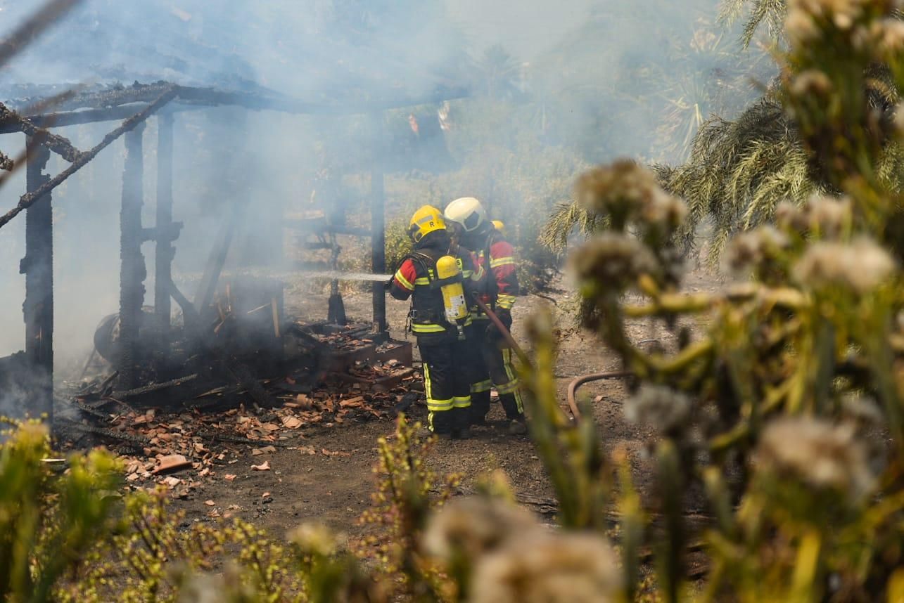 Efectivos de los equipos  de extinción actuando en la zona  del  conato de  incendio registrado en  este jueves en la Manchas de Abajo del municipio de Los Llanos de Aridane.
