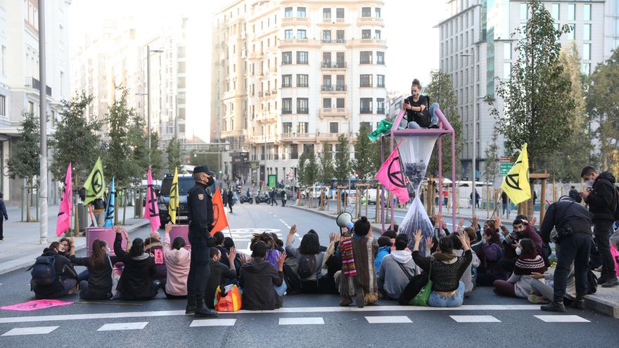 Un grupo de personas corta una de las arterias principales de la capital en una acción de desobediencia civil, a 25 de octubre de 2021, en Madrid, (España). Organizada por Extintion Rebellion, el objetivo de esta acción es exigir a políticos y empresarios que actúen de manera urgente y drástica ante una emergencia climática, ecológica, y social.
