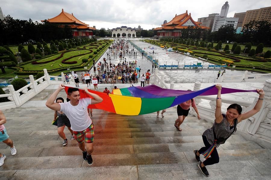 Miembros de la comunidad LGBT hacen ondear una bandera arcoíris durante una marcha en Chiang Kai-shek, en Taipei, Taiwán. / Foto: EFE/RITCHIE B. TONGO
