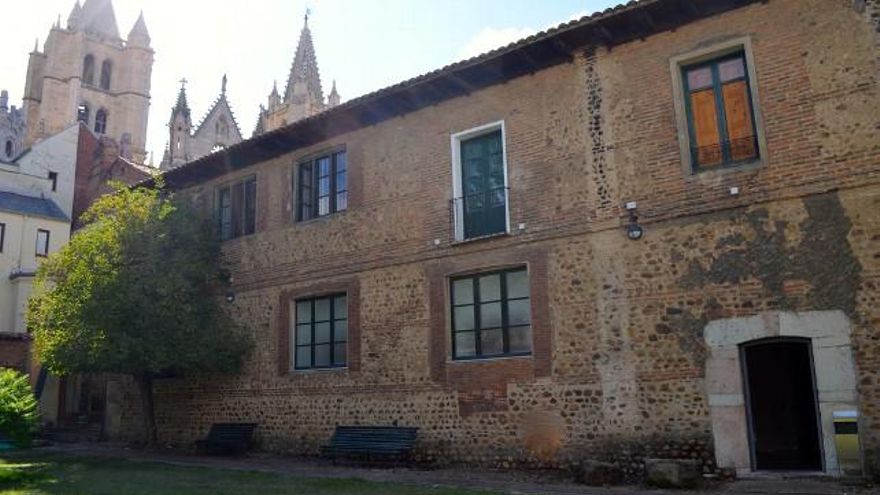 Imagen de la sede leonesa de la Fundación Sierra Pambley, con la Catedral al fondo.