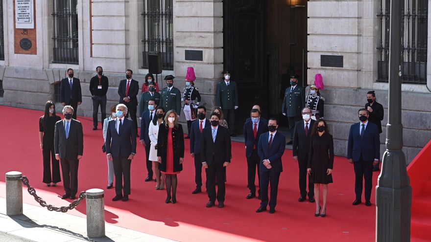 Autoridades civiles y militares participan en un acto cívico-militar en homenaje a los fallecidos en los levantamientos del 2 de mayo de 1808
