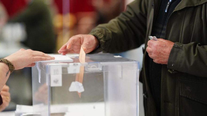 Votación en un colegio electoral el 15 de marzo de 2026 en Castilla y León