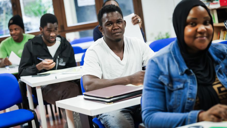 El auge de Vox en Aragón amenaza a la inmigración integrada en comarcas despobladas: "Le dan vida al pueblo"