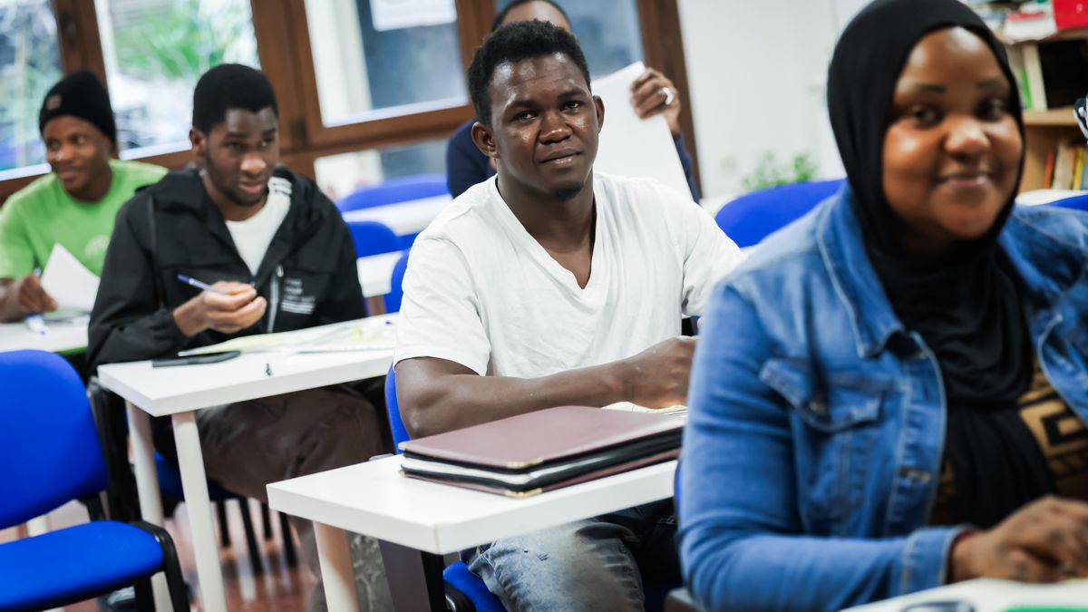 El auge de Vox en Aragón amenaza a la inmigración integrada en comarcas despobladas: "Le dan vida al pueblo"