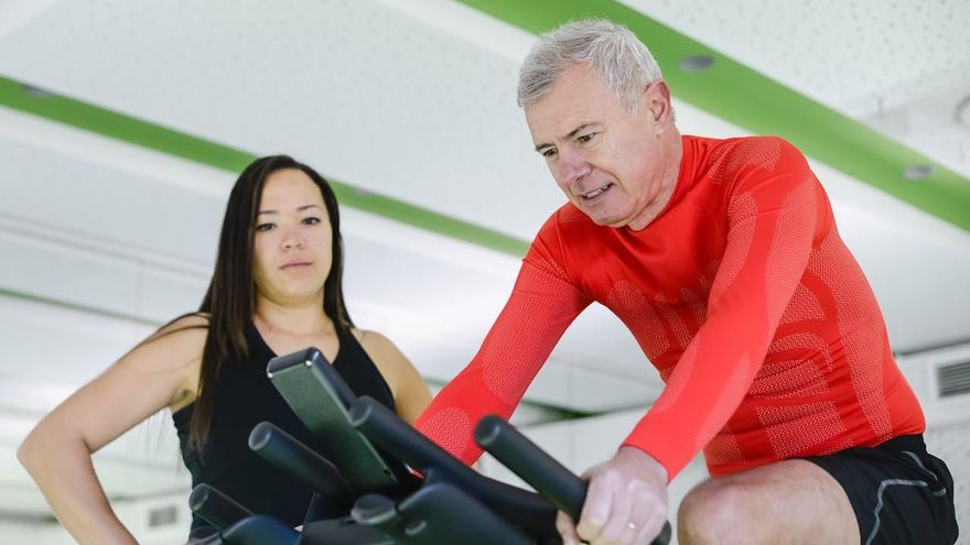 Un fisioterapeuta explica por qué es posible ir al gimnasio y seguir siendo sedentario: “Caminar es insuficiente”