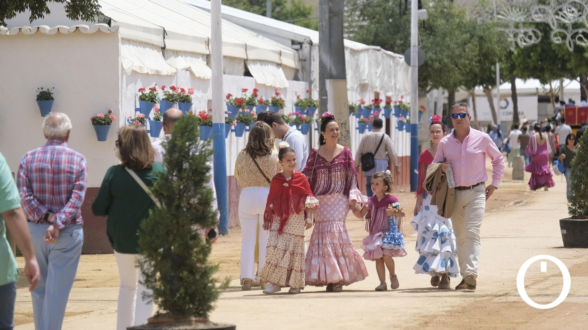 Ambiente de viernes en la Feria de Córdoba.