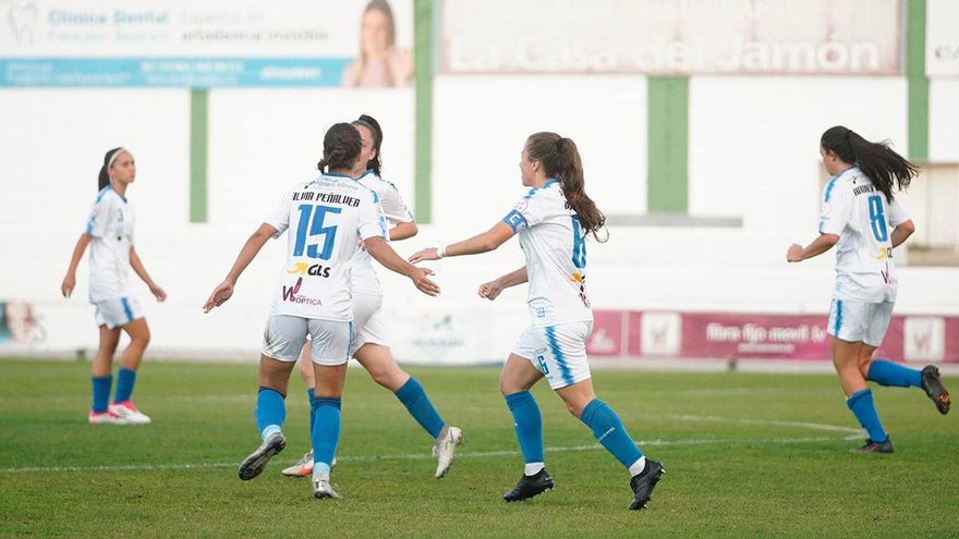 Jugadoras del Pozoalbense celebrando el gol.