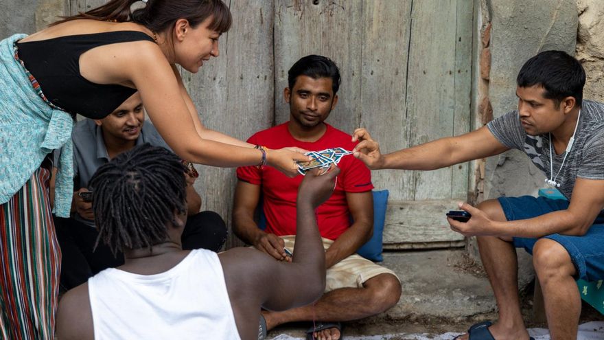 Menores no acompañados durante una actividad organizada por Atelier d'Arte Pubblica, en San Chirico Raparo, Italia.