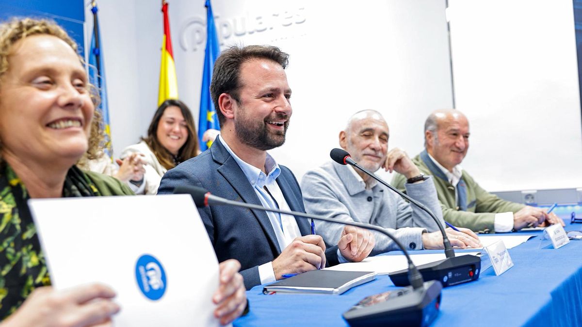 El presidente del PP de Asturias, Álvaro Queipo, en el centro, quiere que el PP sea la alternativa al socialismo.