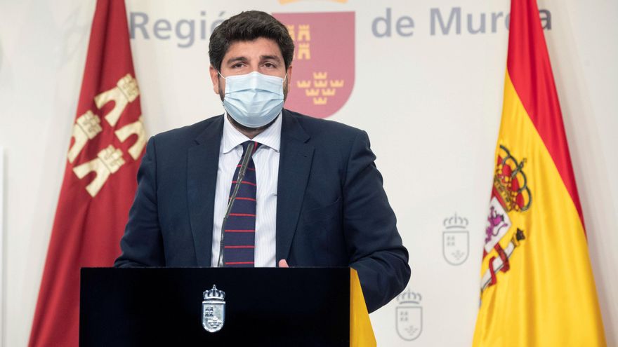 El presidente de la Comunidad de Murcia, Fernando López Miras, durante una rueda de prensa en la sede del gobierno regional. EFE/Marcial Guillén