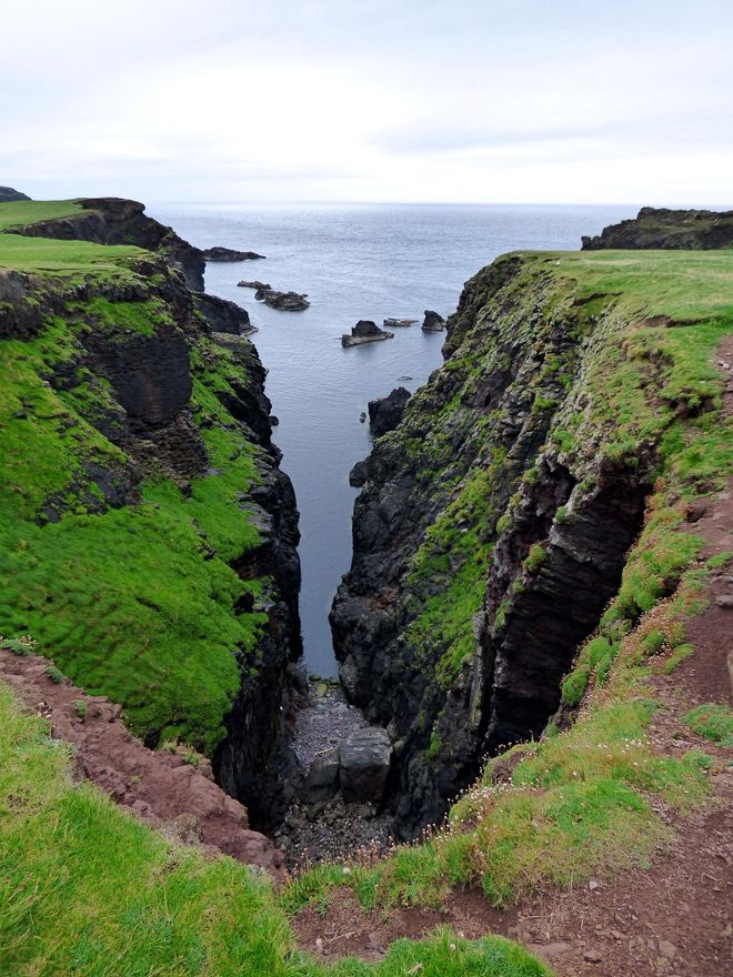 Scraada Hole. Esta grieta está junto a uno de los Brochs mejor conservados de las Shetlands.