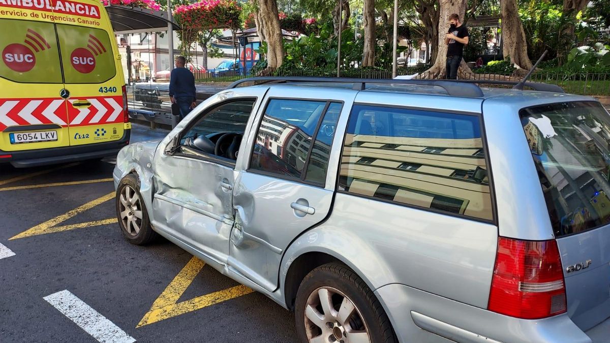 Estado del coche tras el choque con la guagua