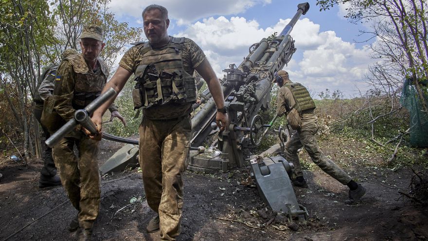 Imagen reciente de un soldado ucraniano en el área de Kharkiv. EFE/EPA/SERGEY KOZLOV