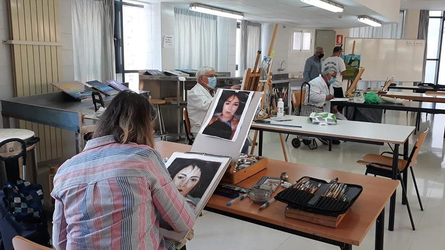 La Junta de Andalucía insta a las personas mayores a autogestionar sus centros de día, cerrados las tardes de verano