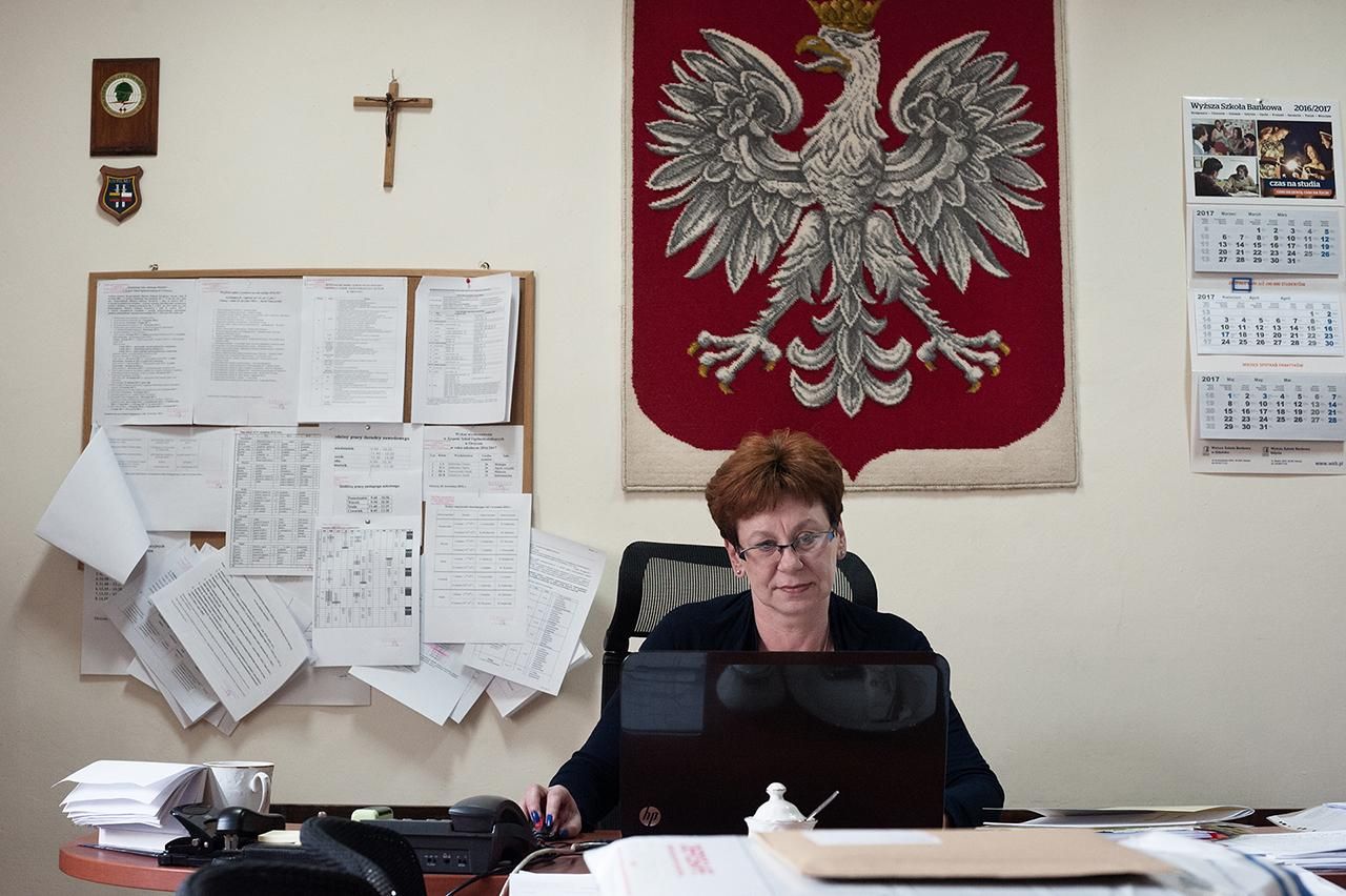 Wioletta Małgorzata Organiściak directora de uno de los institutos de enseñanza secundaria que ofrecen “Clases de perfil militar”, un programa educativo destinado a adolescentes entre 16 y 19 años de edad. Orzysz, 2017.
