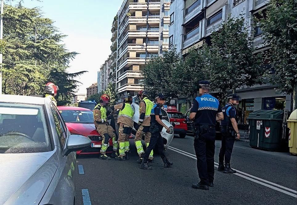Miembros de la Policía Local y Bomberos trabajando para devolver la normalidad a la zona.