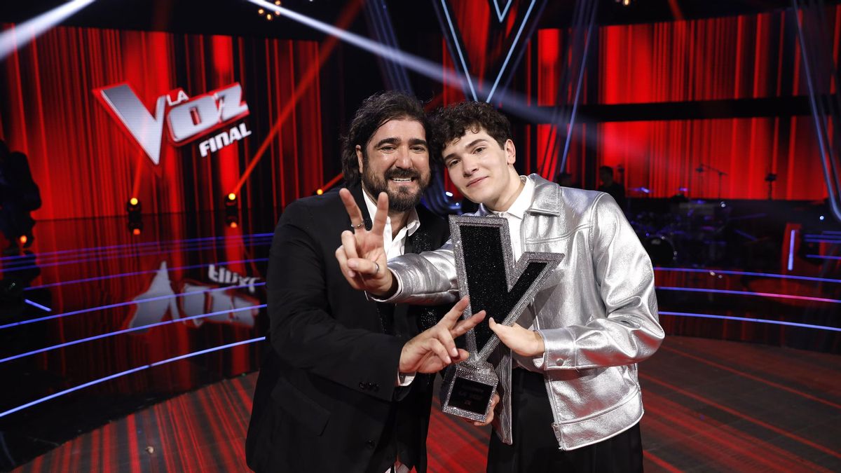 Antonio Orozco con Javier Crespo, participante de 'OT' 2025 y ganador de 'La Voz' 2022