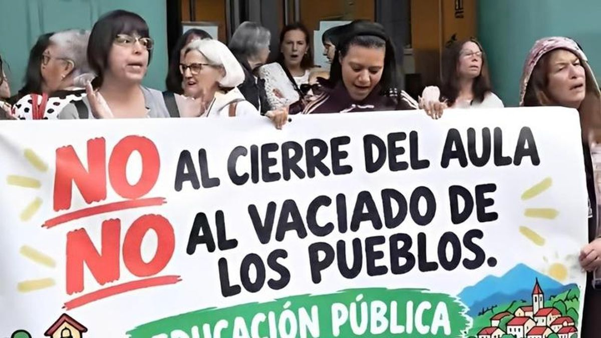 Imagen de la protesta de Toreno ante la Junta por el cierre de un aula de Infantil este curso.