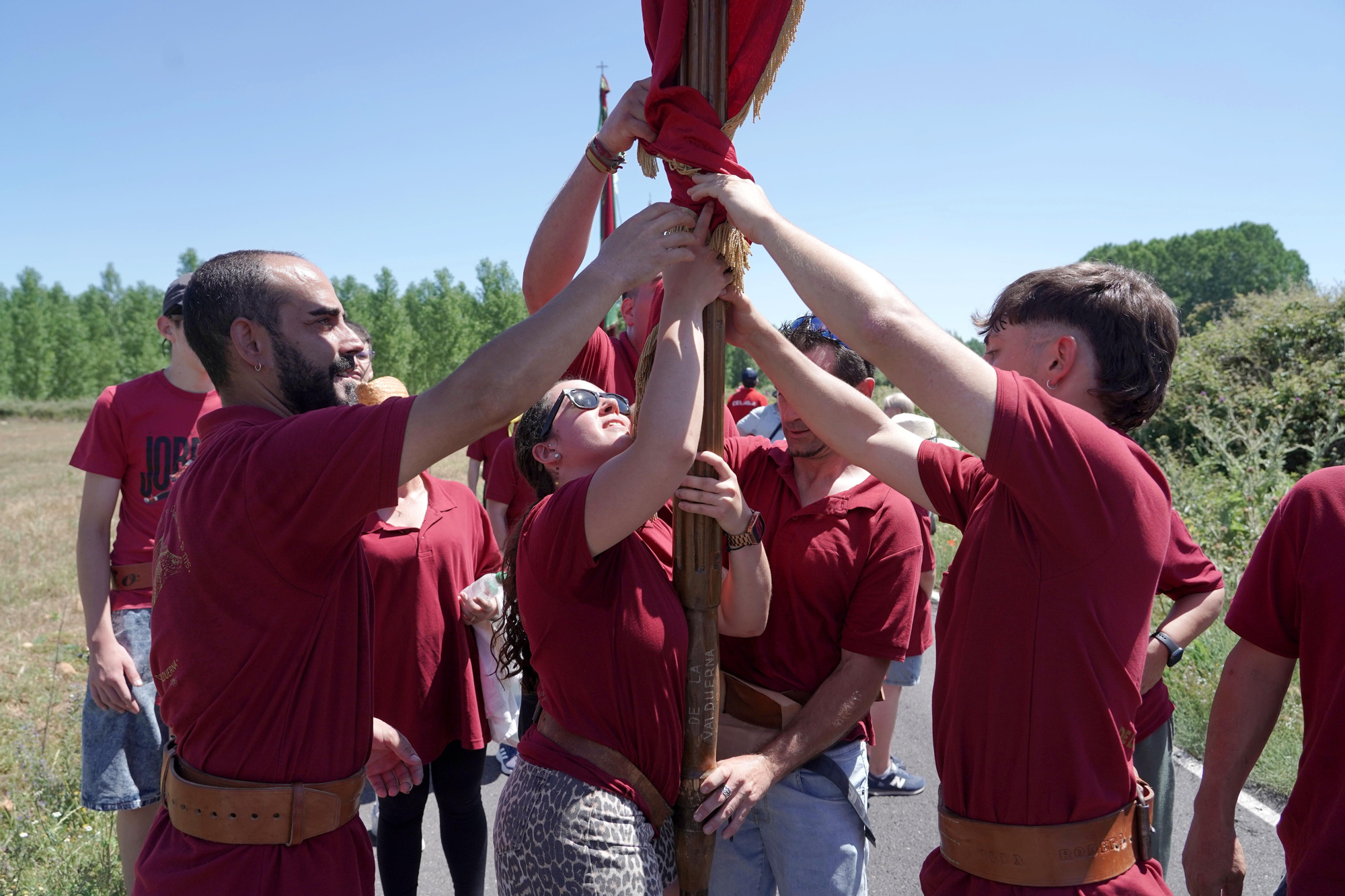 Orgullo de pendones en Oteruelo de la Valduerna para airear la seña de identidad leonesa
