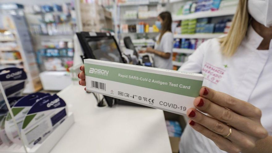 Una farmacéutica muestra un test de antígenos para autodiagnóstico Rober Solsona / Europa Press