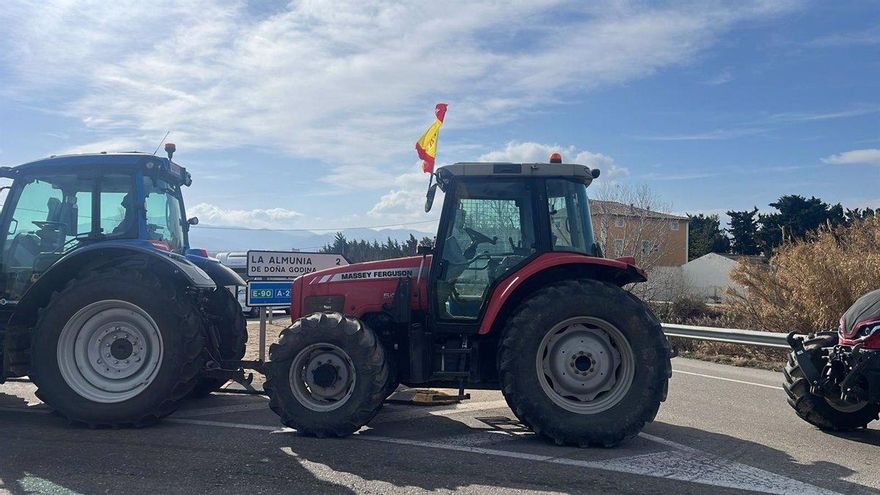 Los agricultores cortan la A-2 a la altura de La Almunia y los accesos a la A-68 en Borja