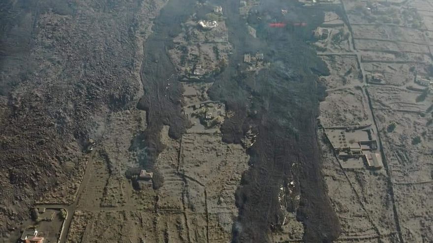 Cerrada la carretera de subida desde Puerto Naos ante el avance de la colada sur