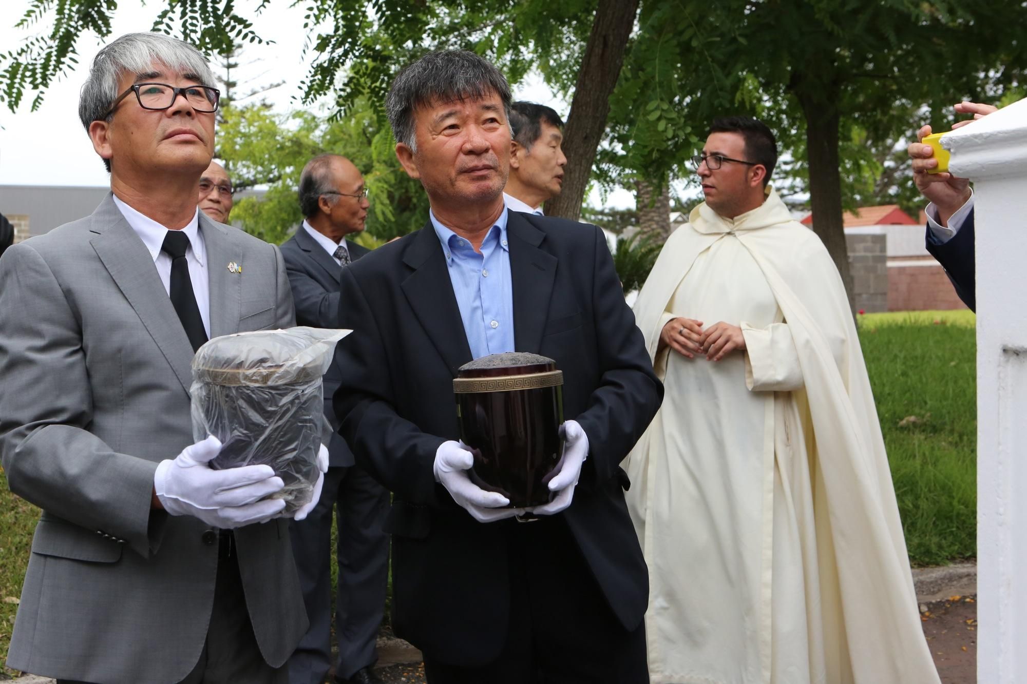 Ceremonia del traslado de marinos coreanos enterrados en el cementerio de San Lázaro (Alejandro Ramos)
