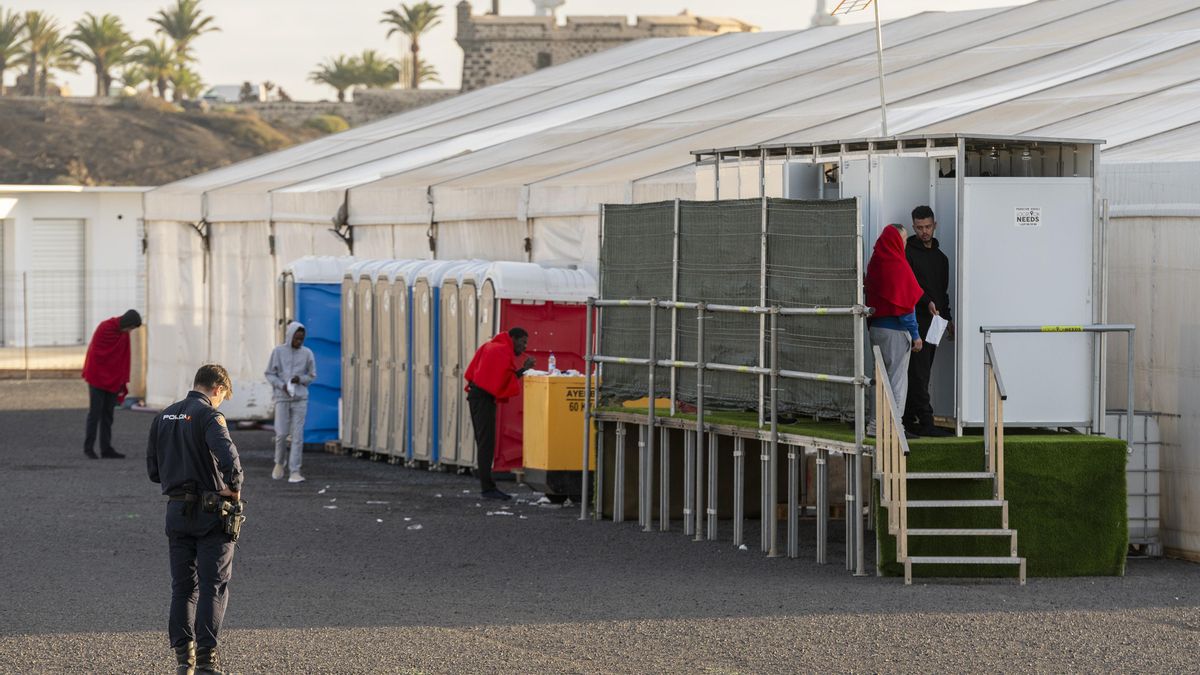 Los últimos inmigrantes llegados en Lanzarote pasan la noche en puerto por falta de espacio