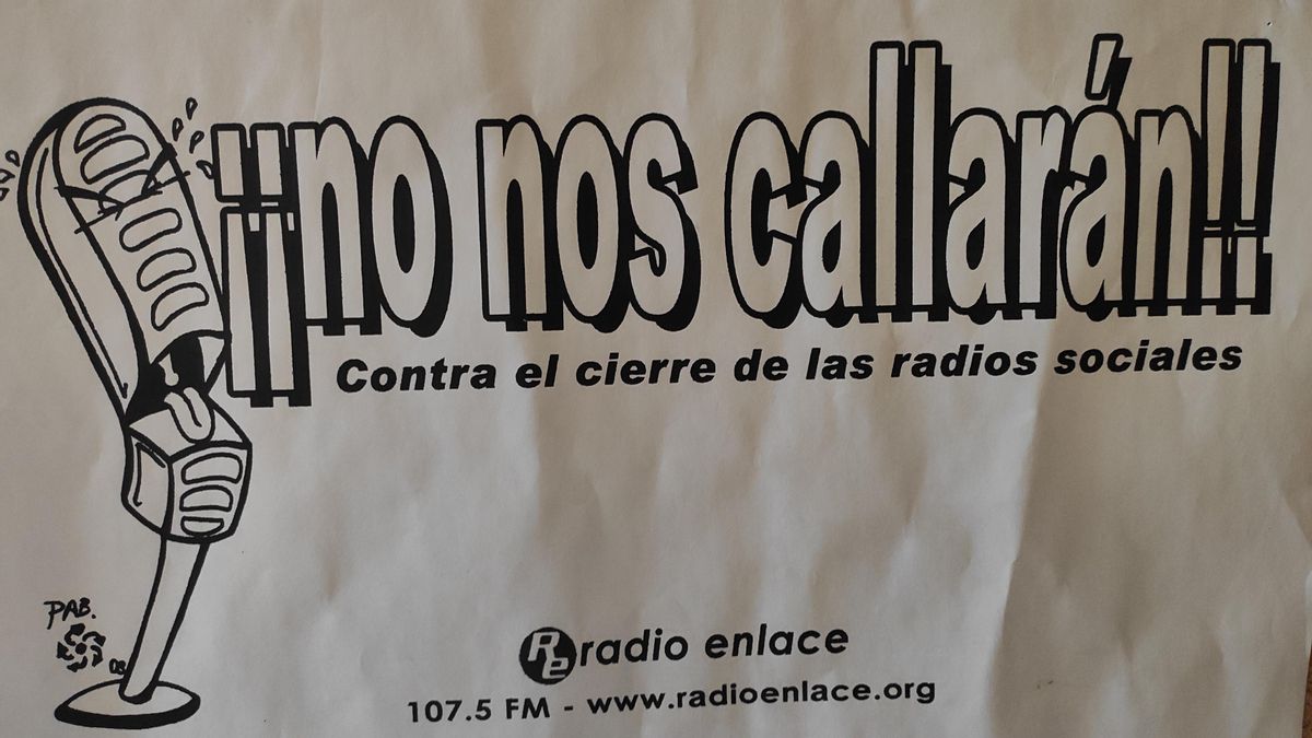 Cartel en la emisora de Radio Enlace