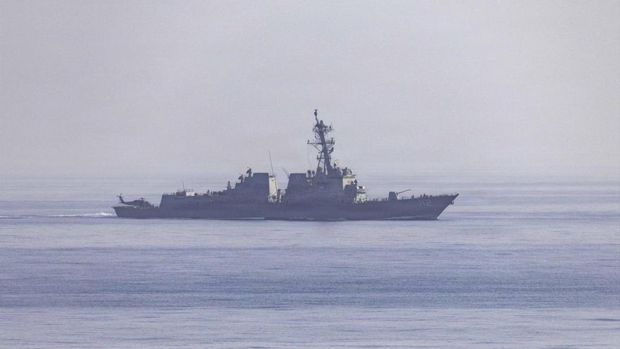 Un destructor de la Armada de Estados Unidos desplegado en la misión de bloqueo del estrecho de Ormuz emprendida por Washington