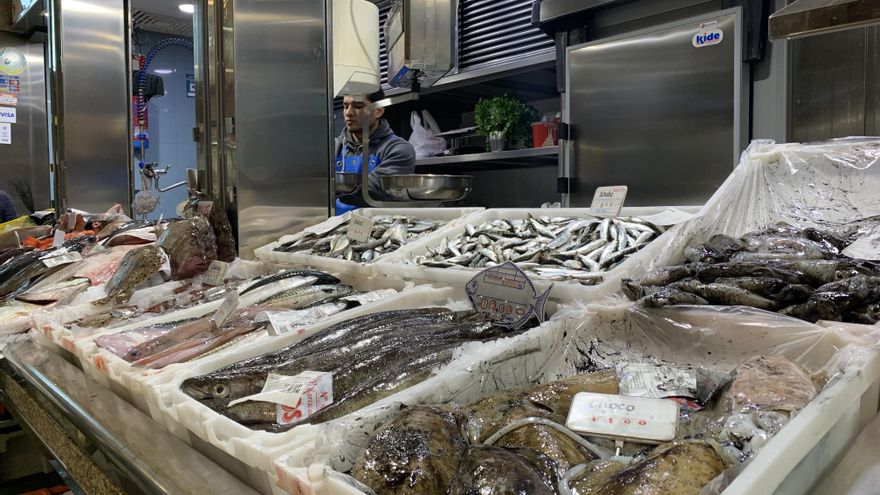 La preocupación por los pellets en los puestos de pescado de la Plaza de Abastos de Santiago: "Necesitamos información"