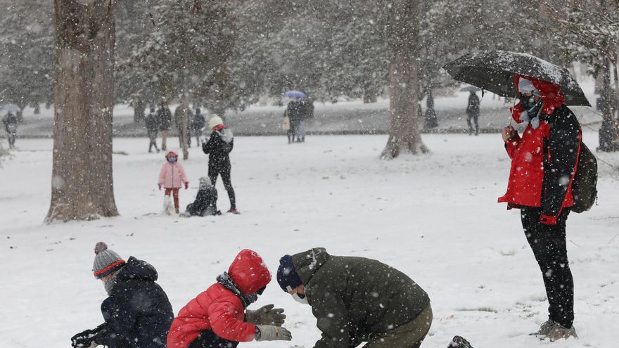 Varias personas juegan con la nieve en el segundo día de nieve en la capital tras el paso de la borrasca Filomena, en Madrid (España)
