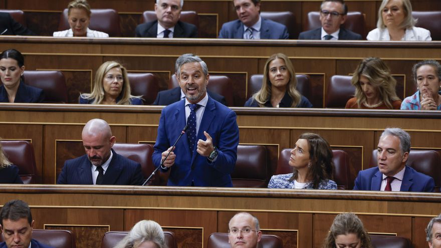 El diputado del Partido Popular Juan Bravo Baena (c) interviene durante la sesión de control al Gobierno en el Congreso de los Diputados en Madrid, este miércoles.