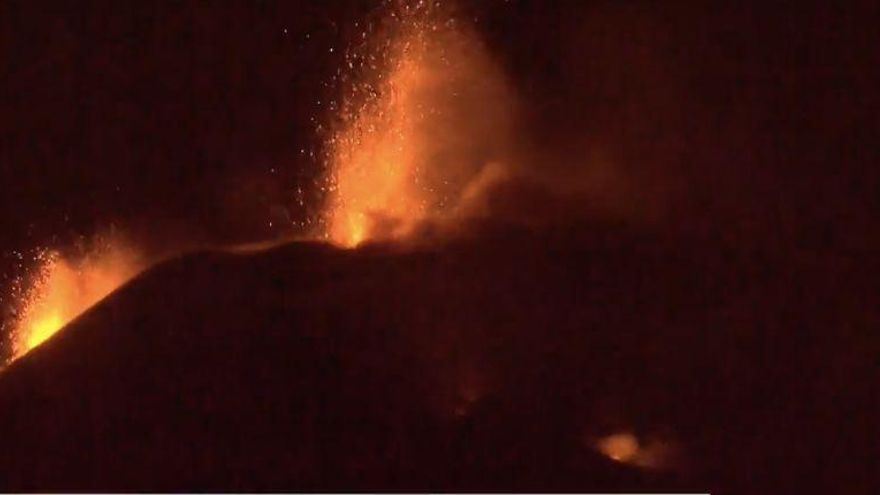 Aparece un nuevo centro emisor al noroeste del cono del volcán con emisión de coladas y piroclastos