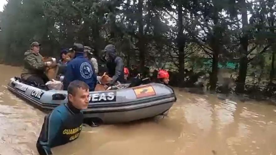 La Guardia Civil rescata a seis personas y un perro en San Enrique de Guadiaro, en Algeciras