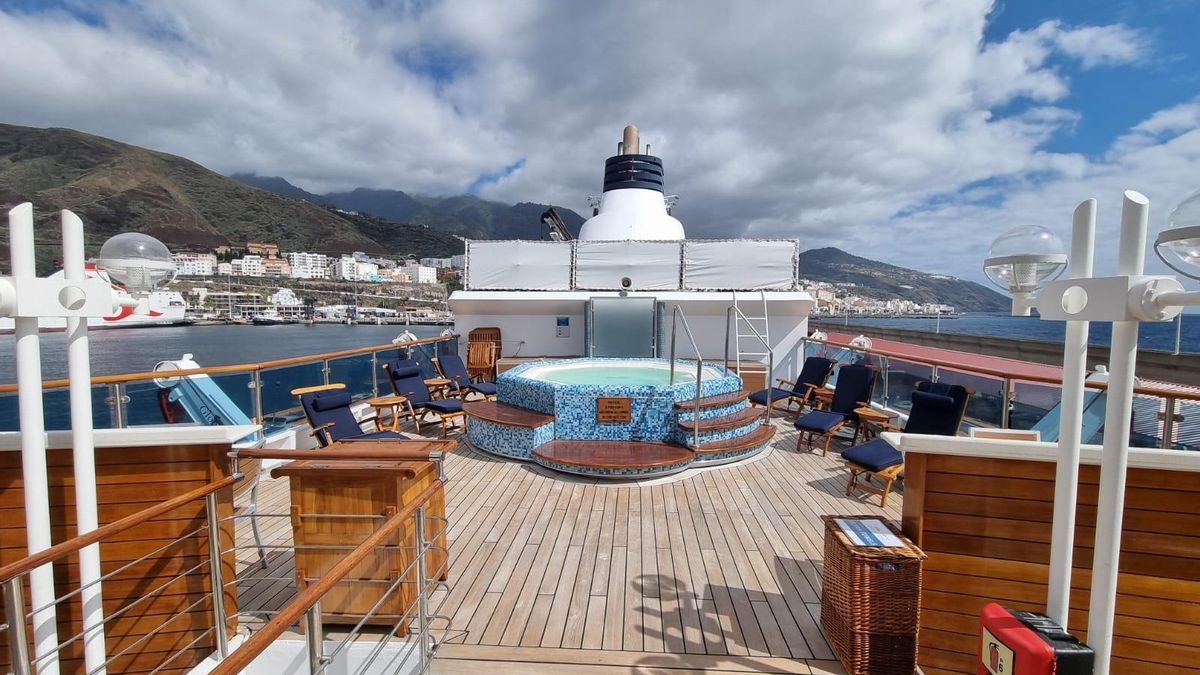 La cubierta del ‘Nacional Geographic Orion’, este viernes, atracado en el puerto de Santa Cruz de La Palma,