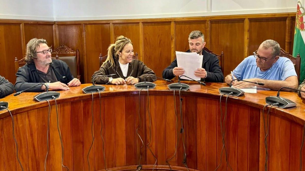 Cabildo y Ayuntamiento de El Paso firman el acta de replanteo para iniciar las obras del Centro Residencial de Mayores