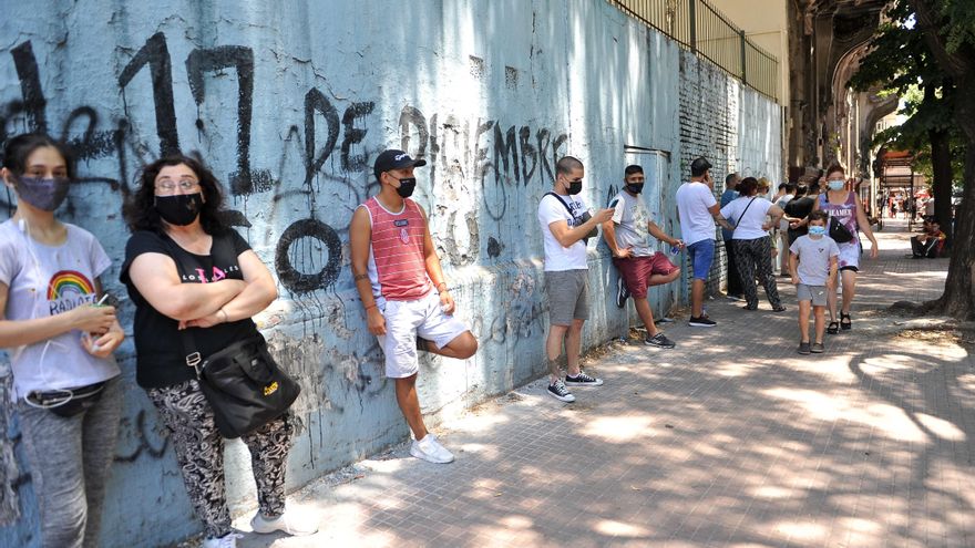 Fotografía de archivo de personas que acuden a realizarse una prueba para detectar la covid-19 en el Hospital Pedro Elizalde en Buenos Aires (Argentina). EFE/ Enrique García Medina