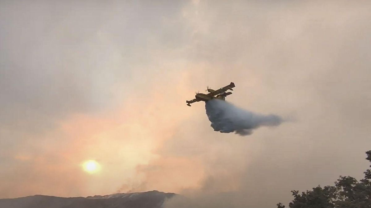 Siguen los incendios en Castilla y León: los medios se centran en el fuego de Porto, en Zamora, tras pasar a León