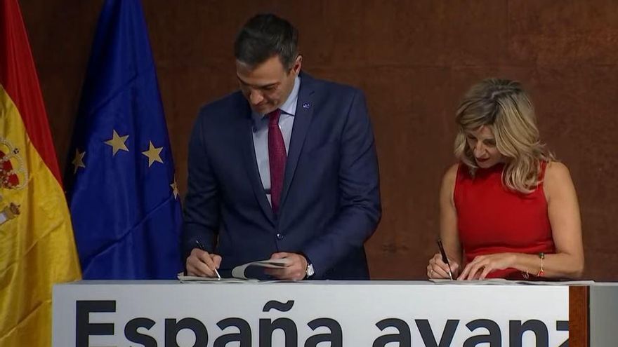 Pedro Sánchez y Yolanda Díaz firman el acuerdo de gobierno este martes 24 de octubre de 203 en el Museo Reina Sofía de Madrid