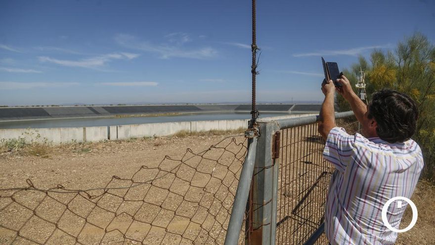 Manuel fotografía la balsa de la Comunidad de Regantes Salva García