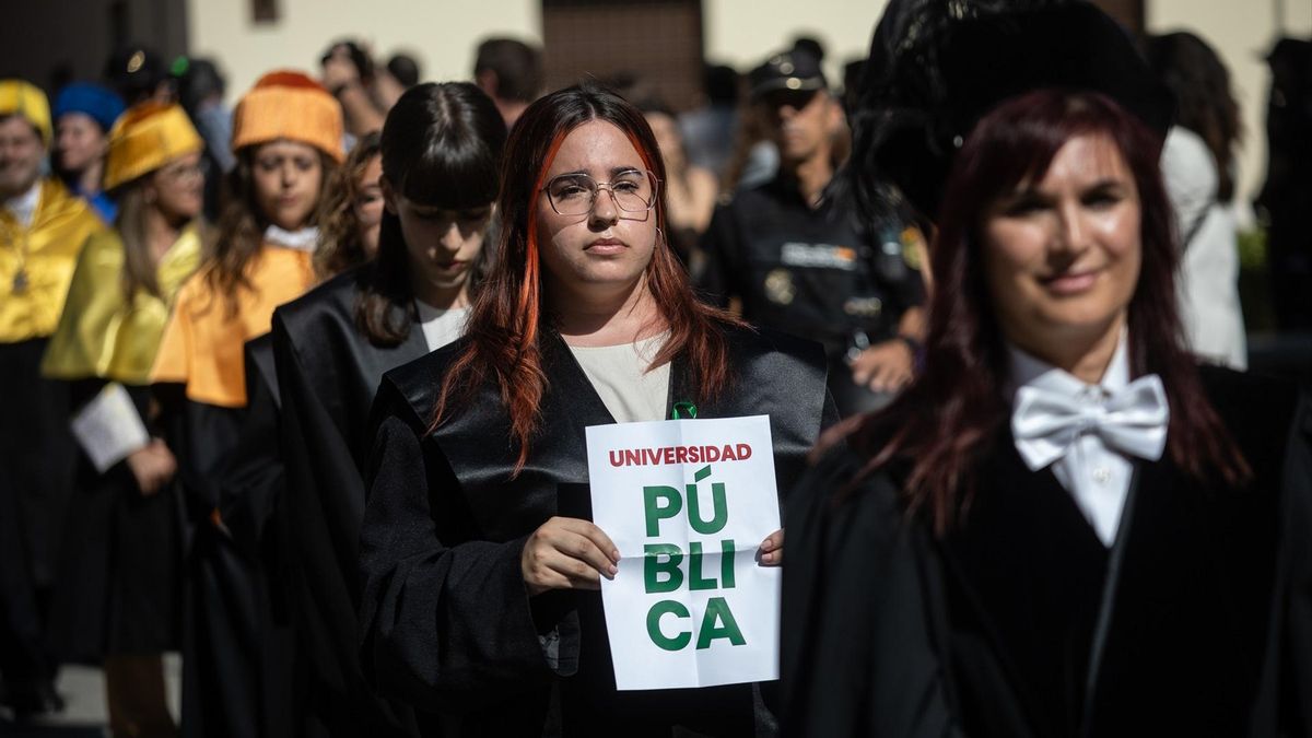 Protesta en la Universidad de Alcalá ante la llegada de Ayuso