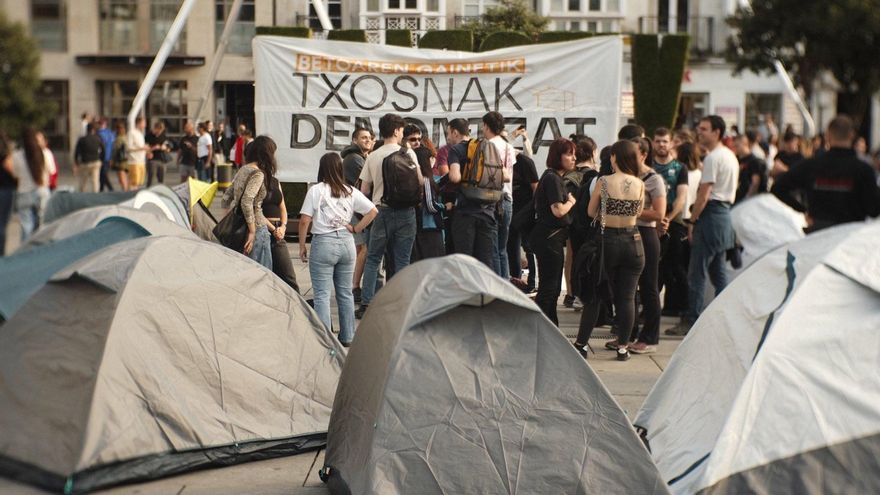 Cuatro detenidos y siete agentes heridos tras el desalojo de una acampada de GKS en el centro de Vitoria