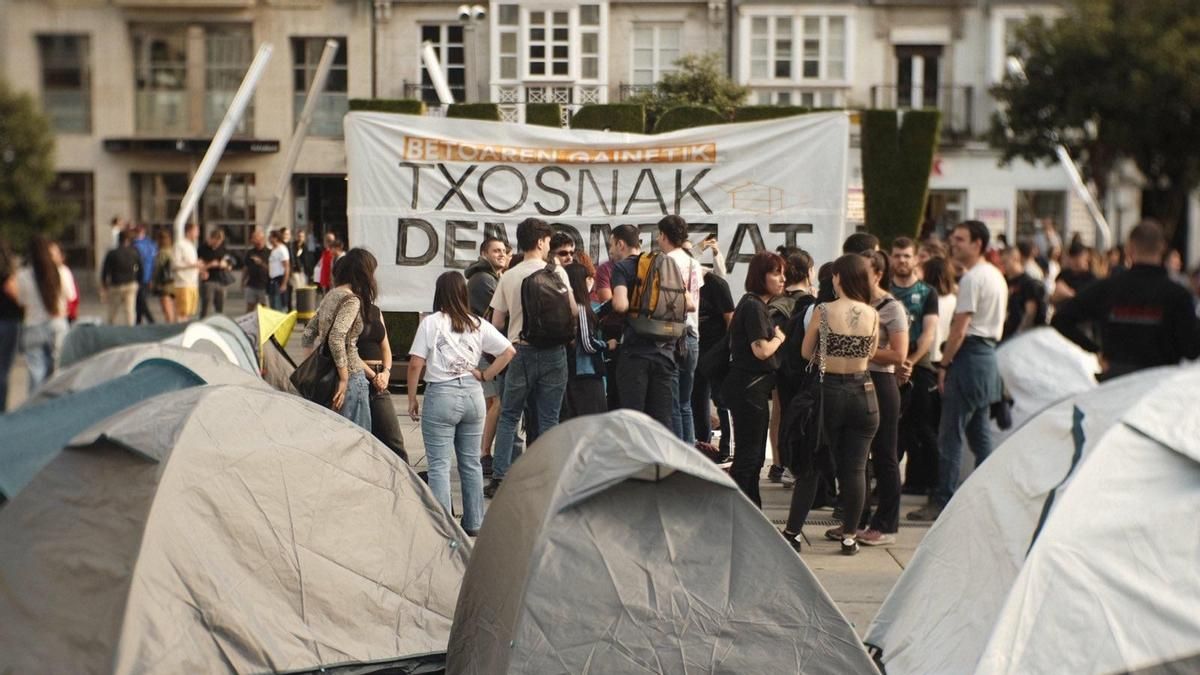 Cuatro detenidos y siete agentes heridos tras el desalojo de una acampada de GKS en el centro de Vitoria