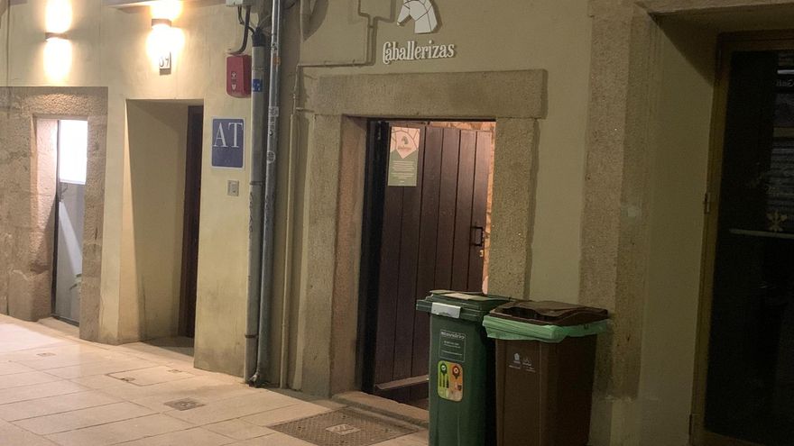 Contenedores a las puertas de un negocio en la calle Pizarro, con un intenso ocio nocturnoo