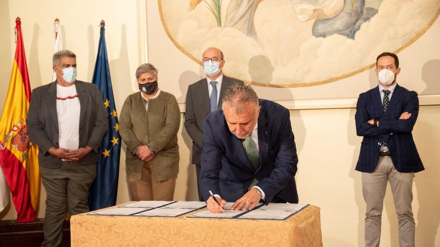 Ángel Víctor Torres en un momento de la firma.