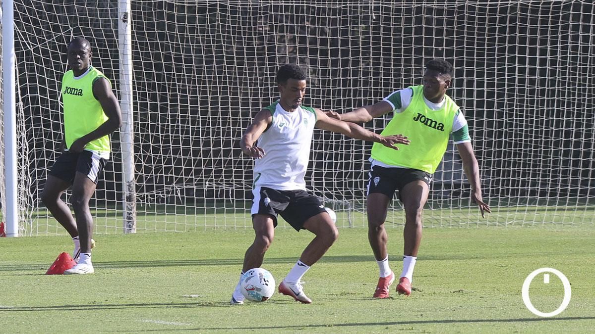 Dalisson controla el balón