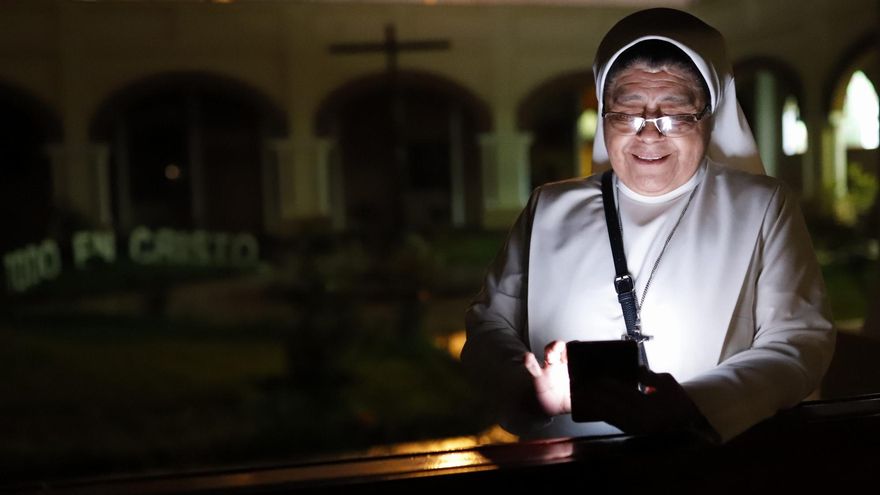 León XIV será "un papa del pueblo, para el pueblo", dice monja que se tomó selfis con él